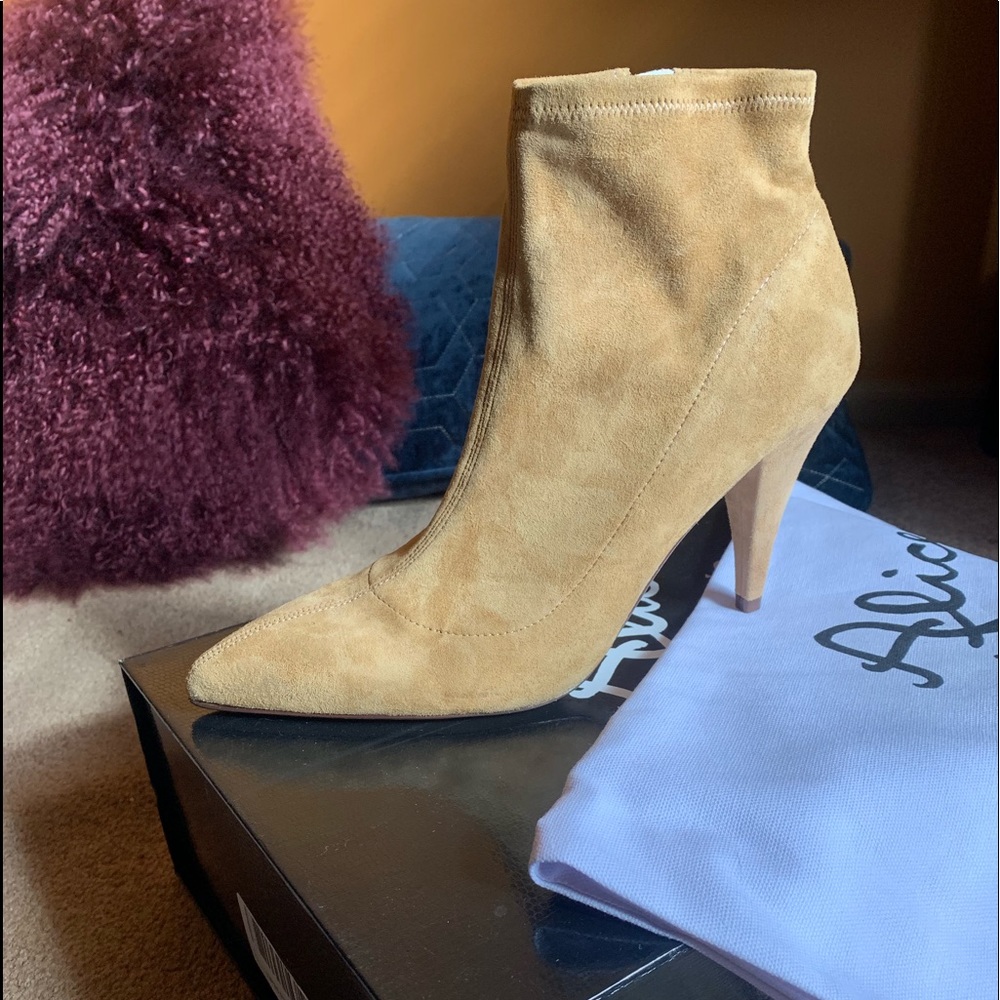 Alice + Olivia Camryn Bootie Tan as 39..NEW